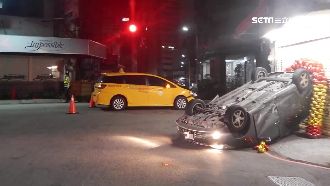 同廠同款休旅車正面對決　1車翻1傷