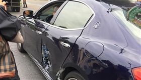 國軍軍卡撞瑪莎拉蒂印「輪胎形狀」（圖／翻攝自南投人聊天室臉書）