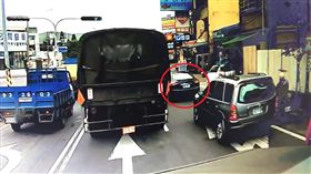  國軍軍卡撞瑪莎拉蒂印「輪胎形狀」（圖／翻攝畫面）