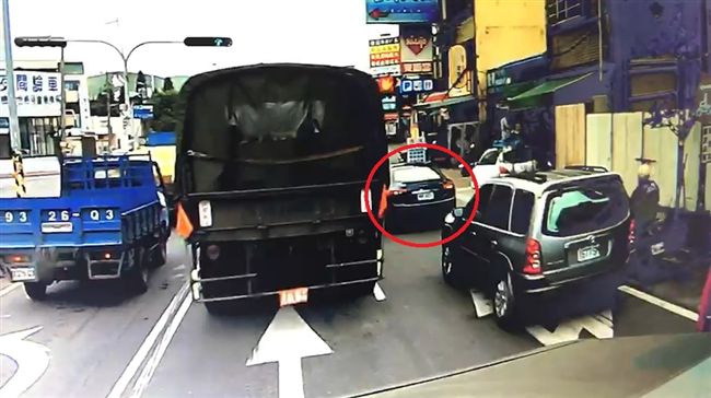 不用逃兵了！軍卡撞瑪莎拉蒂結果逆轉