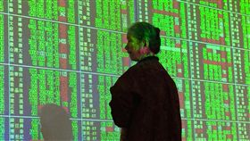 台股再挫150點（1）台股24日因台幣趨貶、外資賣壓仍重，市場信心出現鬆動，指數開低走低跌逾150點。中央社記者董俊志攝　107年4月24日