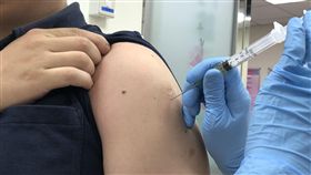 醫：20年沒重症死亡　別搶打麻疹疫苗麻疹疫情引發恐慌，麻疹疫苗一「針」難求。兒科權威醫師李秉穎23日表示，近20年來沒有人因麻疹導致重症、死亡，呼籲民眾別搶打疫苗。中央社記者張茗喧攝  107年4月23日