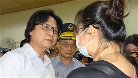 葉俊榮慰問殉職國道員警家屬內政部長葉俊榮（左）24日前往台南柳營祿園殯葬園區，慰問兩名殉職國道員警家屬。中央社記者楊思瑞攝　107年4月24日