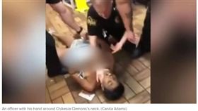 「星巴克事件」再度上演？非裔女遭警察壓制露胸　圖／翻攝自華盛頓郵報