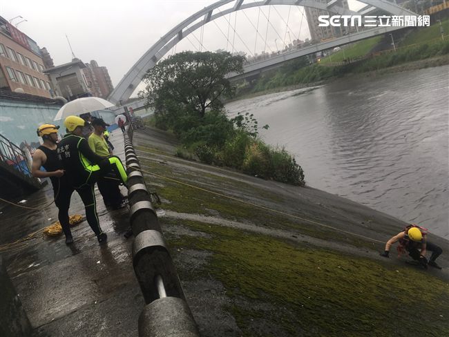 台北下大雨！　他竟跑到溪邊釣魚受困
