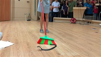 毒蛇入侵別害怕！拿掃把輕鬆搞定牠