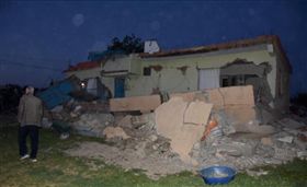 土耳其國營安納杜魯新聞社（Anadolu）報導，土耳其東南部的阿德亞曼省（Adiyaman）今晨發生地震，造成13人受傷，數棟建築毀損。（圖／翻攝自@Besirdernegi推特）