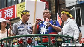 退休軍警公教反年改抗議，八百壯士，花蓮退役警察前往中正一分局報案警方過度蒐證執法。 （圖／記者林敬旻攝）