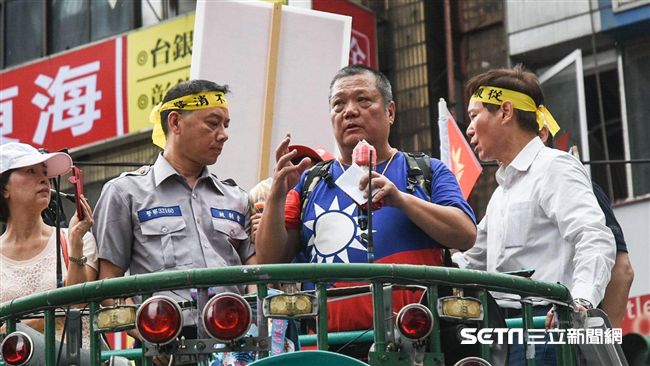 他上次世大運拆護欄　這次包圍警察局