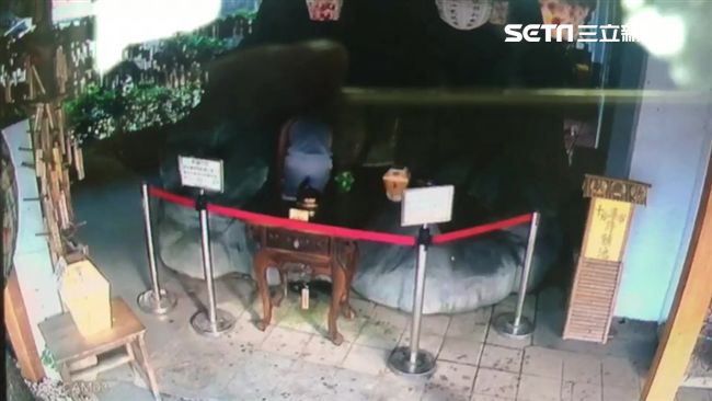 許願池偷錢兼玩水　褲管溼答答成鐵證