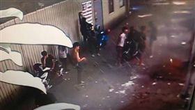 苗栗,洗車廠,屁孩,爆料公社,麵粉,雞蛋（圖／翻攝爆料公社）