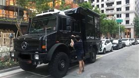 台中,賓士,越野車,露營車,停車位,赤腳,光腳（圖／翻攝自爆廢公社）