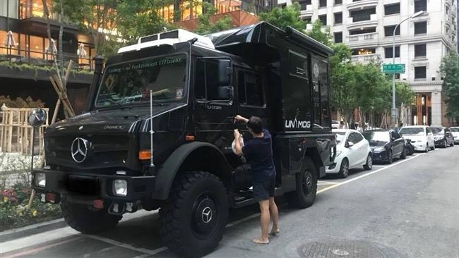 幹大事！霸王級露營車「塞爆停車格」