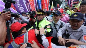 警消不服從抗議　群眾與警爆衝突（2）不滿年金改革版本不如軍人，退休消防總會、退休警察總會及退休公教總會23日、24日兩天在立法院、監察院及總統府周邊發起「警消不服從」集會遊行活動。24日上午抗議群眾欲衝進台北市政府警察局中正第一分局，與警方發生肢體衝突。中央社記者張皓安攝　107年4月24日