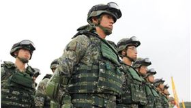 老鳥拒站夜哨「我是女生怕黑」 菜兵：升士官好像吃虧(圖／翻攝自國防部發言人臉書)