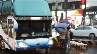 遊覽車撞母女！5歲女童腳掌慘遭扯斷