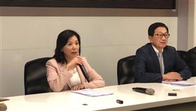 新光金併元富證　李紀珠點出4優勢新光金控24日宣布換股合併元富證券，新光金除了目前主要獲利來源壽險、銀行之外，再添獲利引擎，副董事長李紀珠（左）點出，新光金併元富證有4大優勢。中央社記者田裕斌攝　107年4月24日