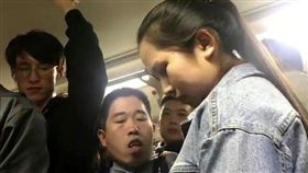 大陸,變態,奶襲哥,襲胸,摸乳,癡漢,地鐵　圖／翻攝自微博