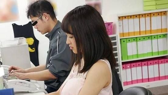 上圍傲人！她遭男同事聯手設計拍謎片