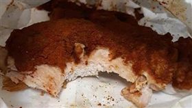 雞排也能變成「髒髒雞」！有網友日前到雞排店點了小辣雞排，沒想到老闆給他時，雞排的表層竟有一層厚厚的辣椒粉，原po無奈地說「我不是要吃髒髒雞」。其他網友看到後掀起熱議，紛紛笑虧「跟上流行，老闆hen潮！」（圖／翻攝自爆廢公社）