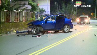 轎車失控撞護欄　副駕噴出車外重摔