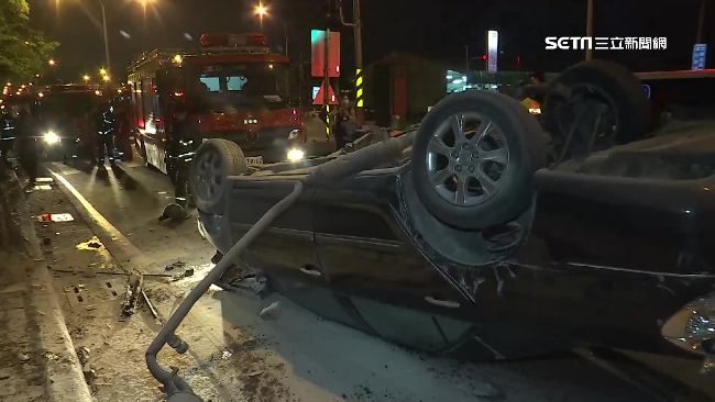 為閃左轉機車　後車自撞安全島翻覆