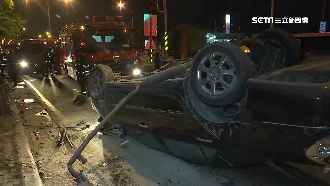 為閃左轉機車　後車自撞安全島翻覆