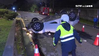 車速過快衝撞分隔島　車上5人全掛彩