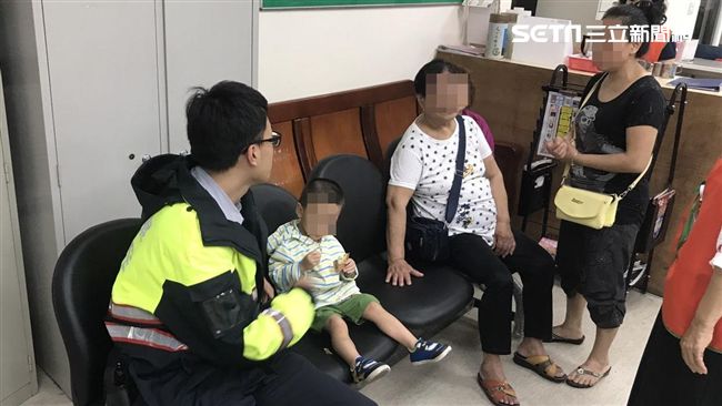 尿布童偷溜家阿嬤驚　暖心警助尋家人