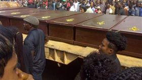 穆斯林血洗教堂釀19死　2牧師殉教
奈及利亞,富拉尼牧民,宗教衝突,教堂,屠殺,掃射,穆斯林
https://goo.gl/pNhWAz