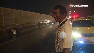 貨車自撞護欄　小黃運將冒雨協助