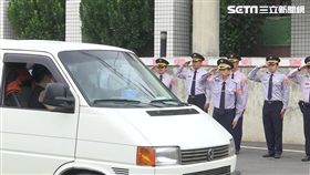 國道殉職警移靈 經新市分隊同事送行