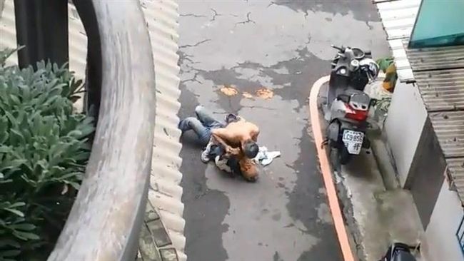 不滿工資未發　2男街頭上演肉搏戰