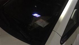 １６：９
打電話請臨停駕駛移車　電話一打紙條旁竟亮起一道光…
圖／翻攝自爆怨公社臉書
https://www.facebook.com/groups/1027360687282981/permalink/2018990751453298/