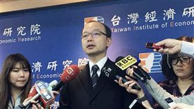 台經院：美中貿易戰恐引發匯率戰美中貿易戰一觸即發，台經院景氣預測中心主任孫明德預估，台灣電子股對外資的吸引力恐下滑，且貿易戰恐引發全球匯率大戰，美元將走強。中央社記者蔡怡杼攝  107年3月26日