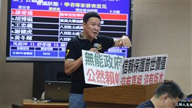 軍人年改公聽會  八百壯士代表發言立法院外交及國防委員會25日召開「陸海空軍軍官士官服役條例修正草案」公聽會，八百壯士執行長羅睿達上台表示，要求軍人年金改革先釋憲再執行。中央社記者徐肇昌攝  107年4月25日