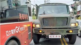 軍卡又傳車禍　擦撞公車GG啦！網：這下有得賠了　圖／翻攝爆廢公社