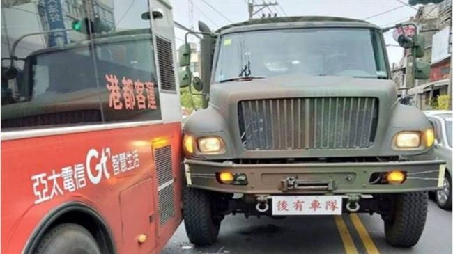 軍卡又傳車禍　擦撞公車GG啦！