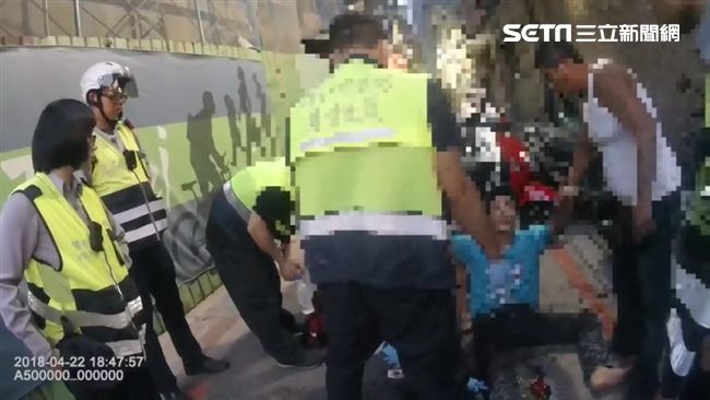 啃老男持刀當街亂揮　哭喊大家不要我