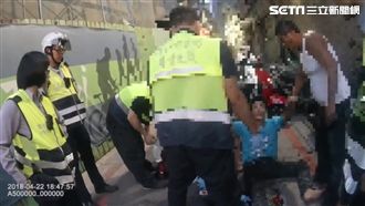 啃老男持刀當街亂揮　哭喊大家不要我