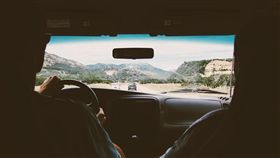 情侶開車示意圖／pixabay