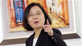 蔡英文向媒體致意身兼民進黨主席的總統蔡英文（圖）25日在民進黨中央，出席民進黨中執會，到場時看到大批媒體守候，向媒體致意問好。中央社記者施宗暉攝  107年4月25日