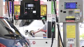 油價飆高　民眾自助加油省荷包（2）中油公司22日表示，受美國商用原油庫存意外下降及中東地緣政治情勢緊張影響，23日凌晨零時起，調漲各式汽、柴油每公升各0.5元。圖為民眾在加油站使用自助加油。中央社記者吳翊寧攝　107年4月22日-加油-加油站-自助加油-