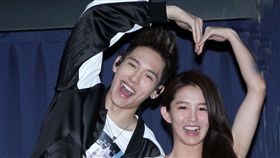 SpeXial以綸生日會好友郭書瑤送上保養品祝福。（記者邱榮吉/攝影）