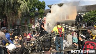 反年改陳抗脫序　扯斷記者証強拆拒馬