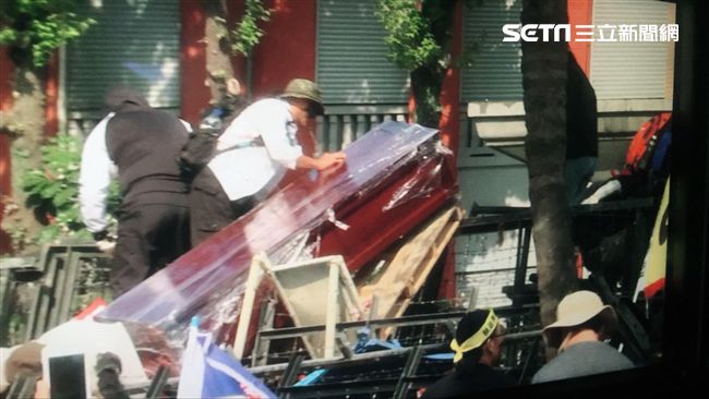 反年改丟煙霧彈棺材　現場警逮32人