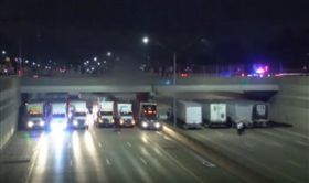 美國一名男子在696號州際公路上要尋短，警方立刻在高速公路上向路過的貨車求助，共有13輛大貨車排列在橋下築起「車牆」，以減少男子墜落地面的距離，成功救回男子一條命。不少網友看到這一幕，紛紛直呼「好溫馨，你們是英雄！」（圖／翻攝自YouTube《WJBK | FOX 2 News Detroit》