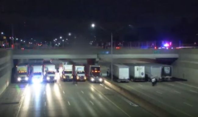 阻尋短男跳橋　貨車司機排車牆堵公路
