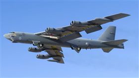  美軍B52飛近廣東 以戰斧飛彈攻擊航線回應中共武嚇(圖/翻攝自YOUTUBE)