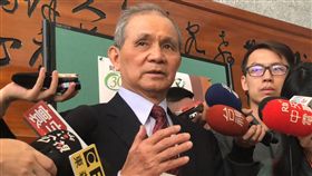 接任促轉會主委　黃煌雄：人生的意外行政院31日公布促進轉型正義委員會主任委員由前監察委員黃煌雄（中）擔任，黃煌雄表示，他認同總統蔡英文對於促轉會探索真相、尋求和解的任務才接受這項挑戰，坦言這是「人生的意外」。中央社記者張茗喧攝　107年3月31日